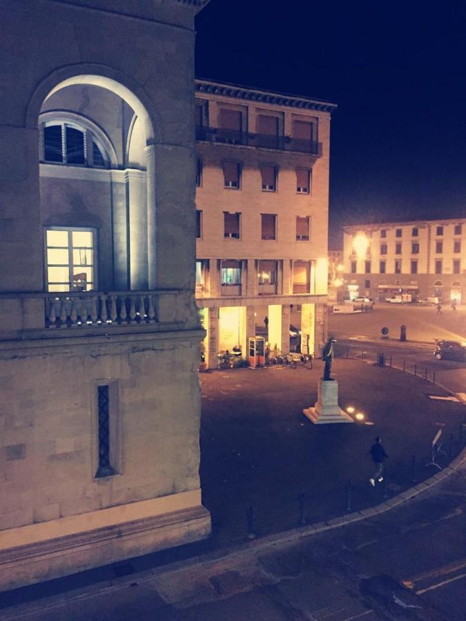 "Dueemme Lodge" , A Pochi Passi Dal Porto Livorno Exterior photo